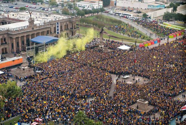 Desfilan Tigres